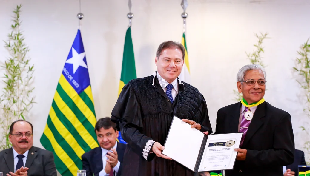 Joel Silva recebe medalha do colar do mérito