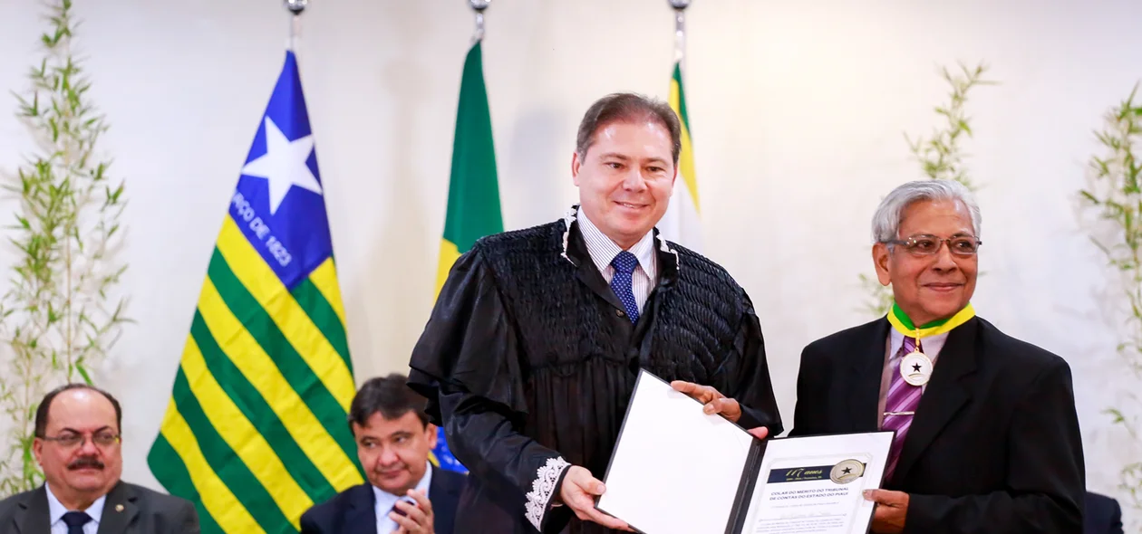 Joel Silva recebe medalha do colar do mérito