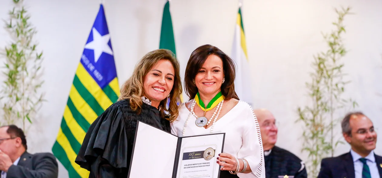 Kalina Rameiro recebe medalha do colar do mérito