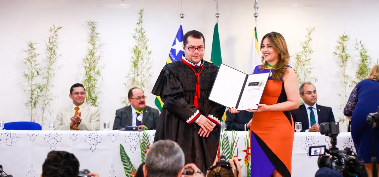 Rejane Dias é homenageada com medalha do colar do mérito 
