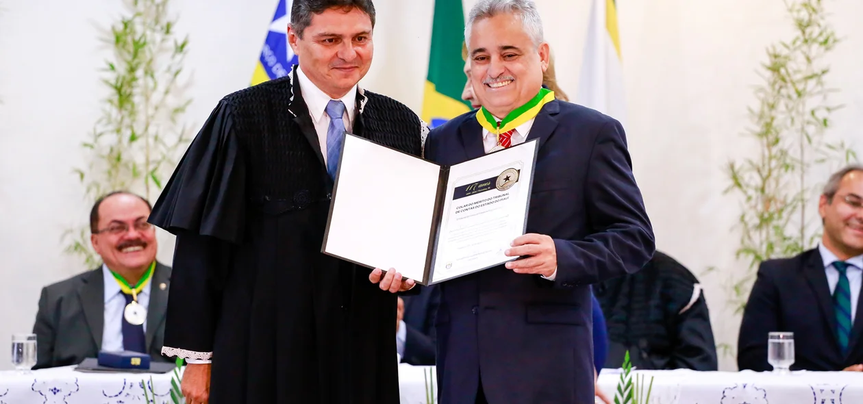 Robert Rios recebe medalha do colar do mérito