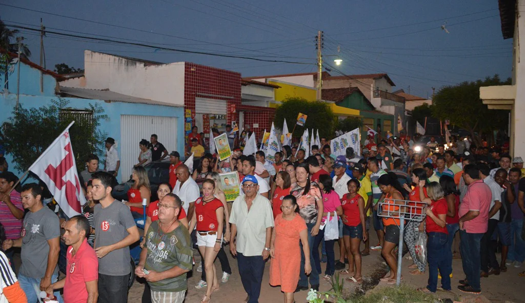 Caminhada no bairro Aerolândia reúne dezenas de simpatizantes do Padre Walmir