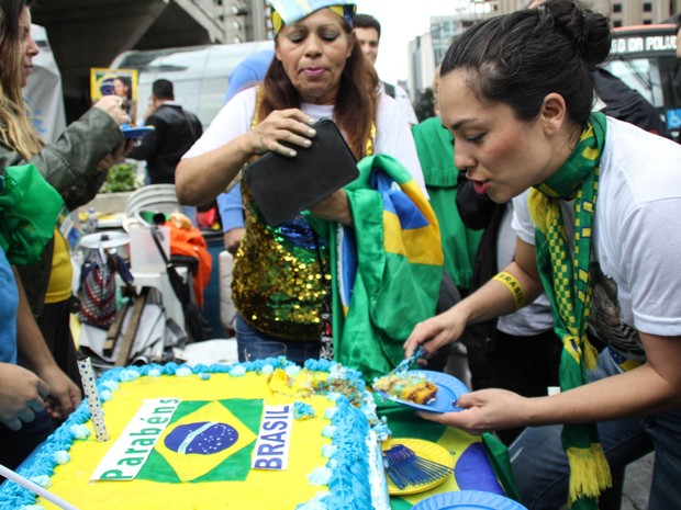 Grupo comemora o impeachment de Dilma Rousseff no Senado