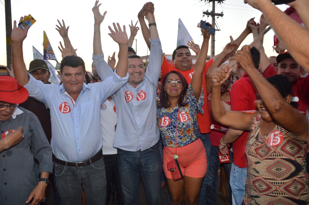 Padre Walmir vibra com apoiadores