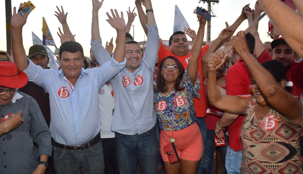 Padre Walmir vibra com apoiadores