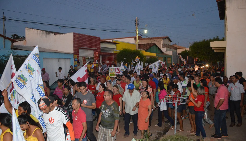 Simpatizantes do Padre Walmir participam de caminhada no bairro Aerolândia