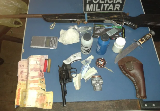 Polícia estoura boca de fumo em Elesbão Veloso.