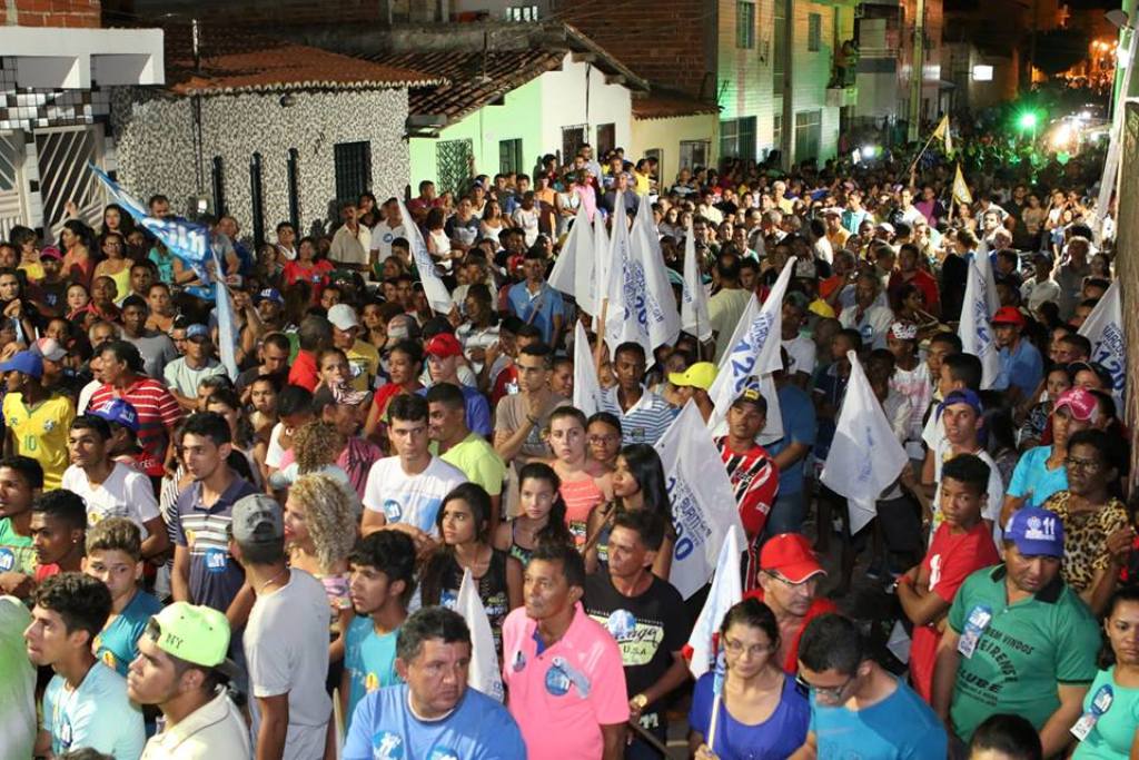 Populares acompanham comício de Gil Paraibano 