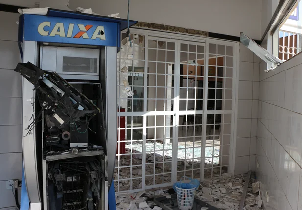 Assaltantes explodem caixa eletrônico na zona leste de Teresina