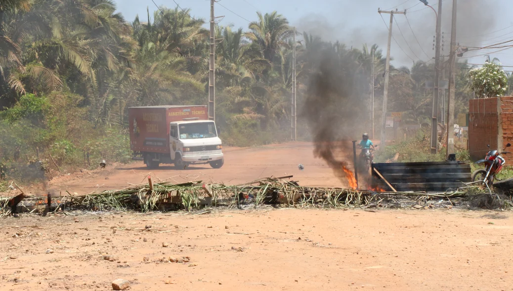 Barricada feita pelos moradores