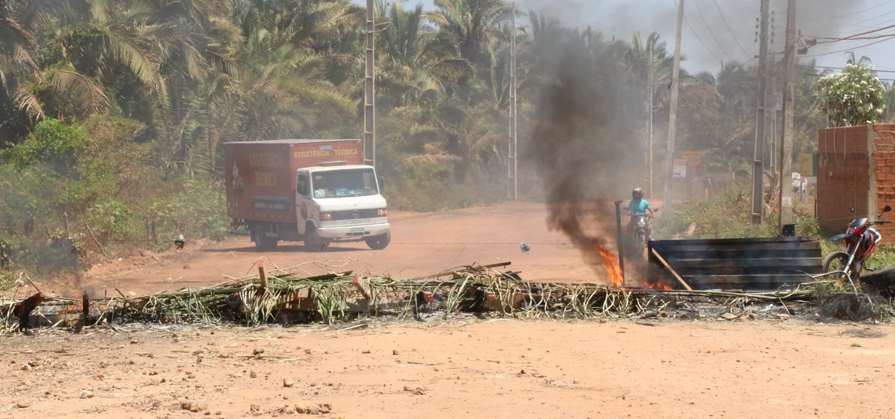 Barricada feita pelos moradores