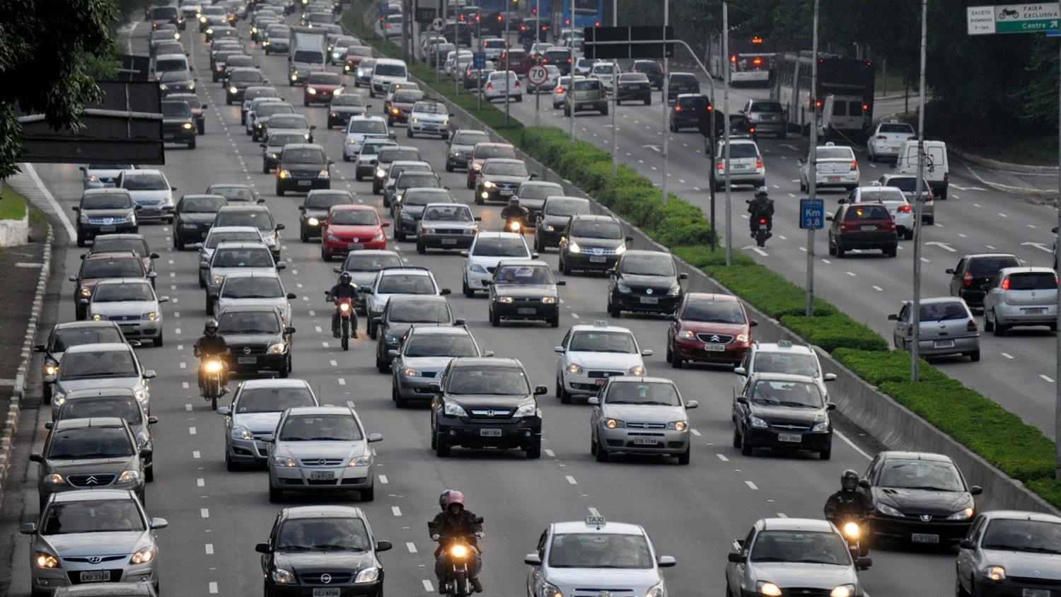 JF suspende multa por farol desligado nas rodovias do país