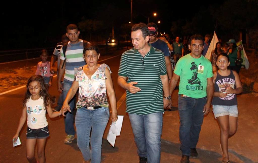 Júnior Nobre percorre bairros de Picos em busca de votos.