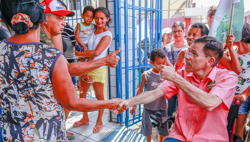 Amadeu campos em visita ao bairro mocambinho