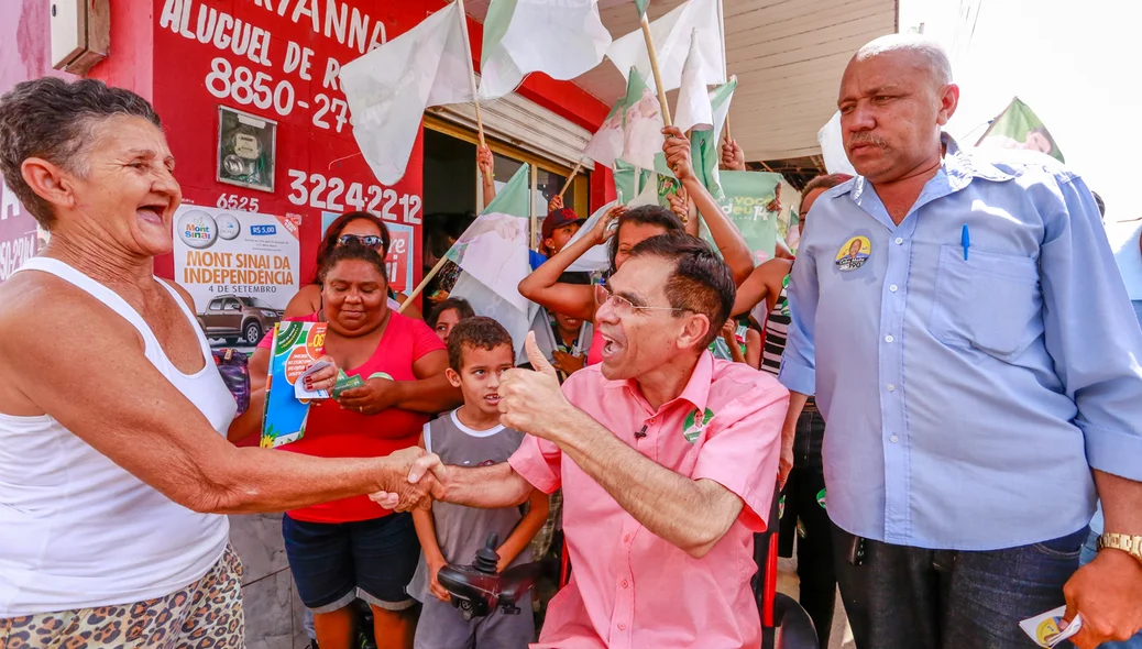 Amadeu cumprimenta eleitora no mocambinho