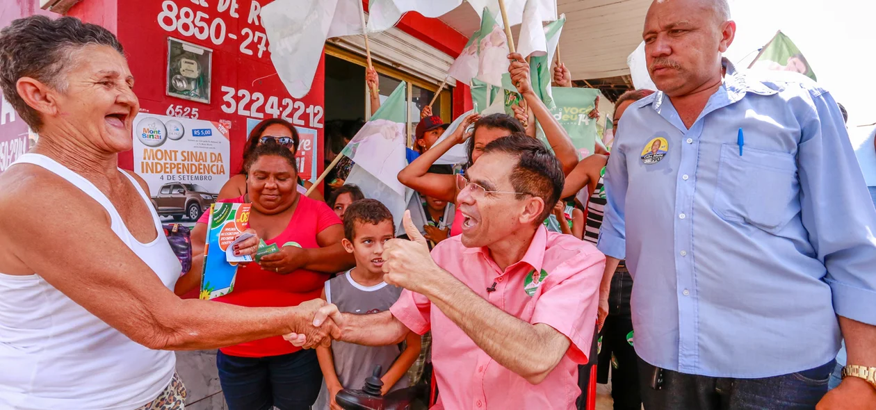Amadeu cumprimenta eleitora no mocambinho