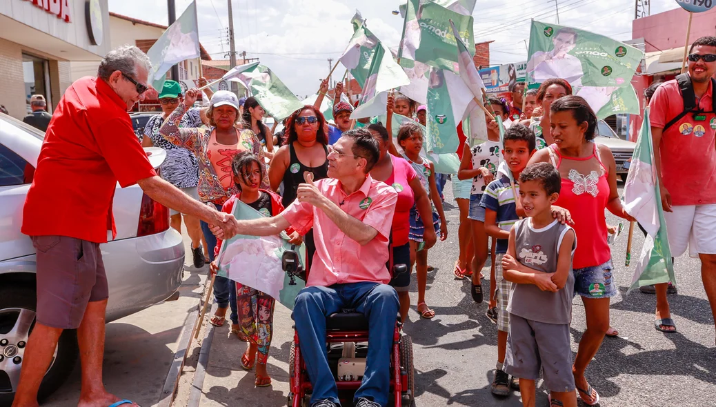 Amadeu cumprimenta morador do mocambinho