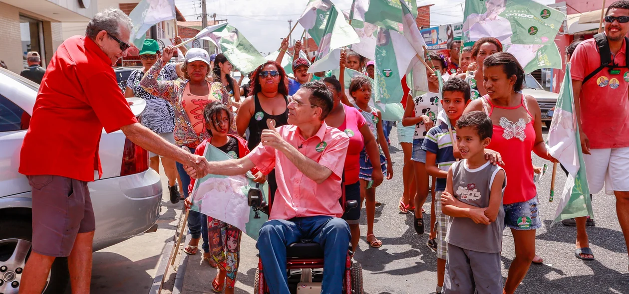 Amadeu cumprimenta morador do mocambinho