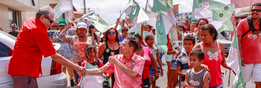 Amadeu cumprimenta morador do mocambinho