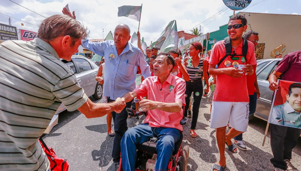 Amadeu é recepcionado por moradores do mocambinho