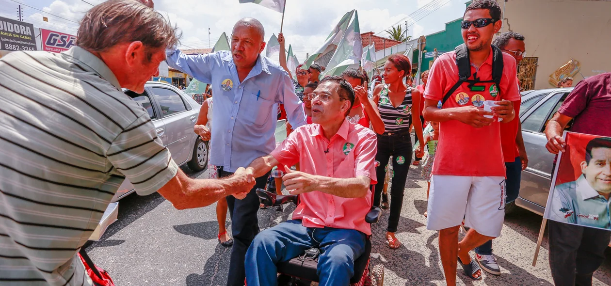 Amadeu é recepcionado por moradores do mocambinho