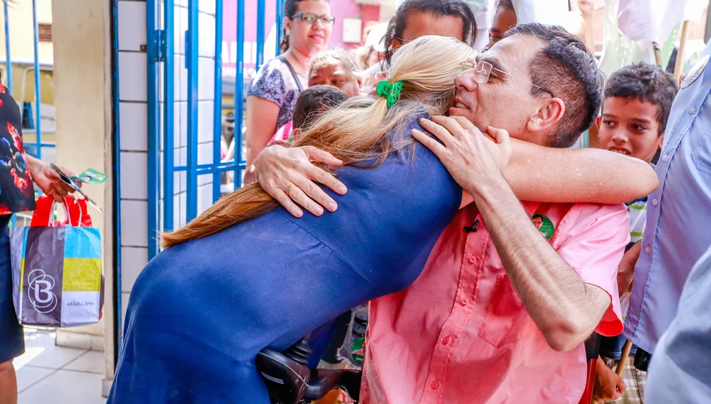 Amadeu recebe abraço de eleitores no bairro mocambinho