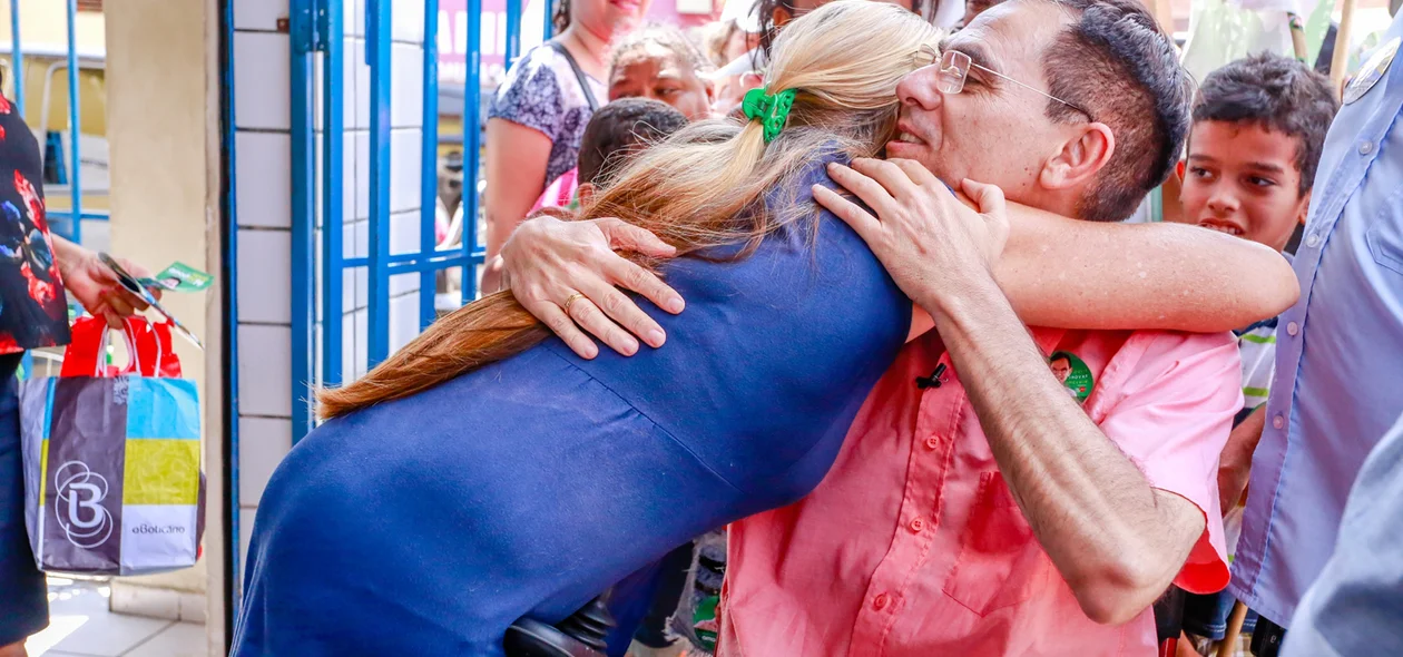 Amadeu recebe abraço de eleitores no bairro mocambinho