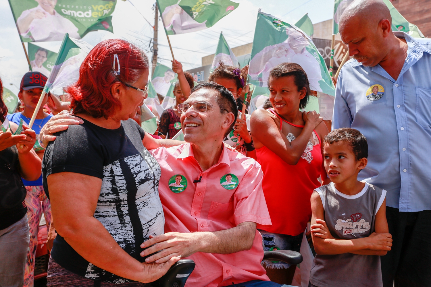 Amadeu recebe carinho de moradora no mocambinho