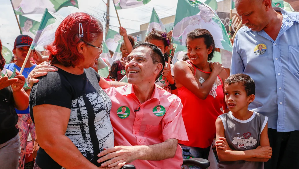 Amadeu recebe carinho de moradora no mocambinho