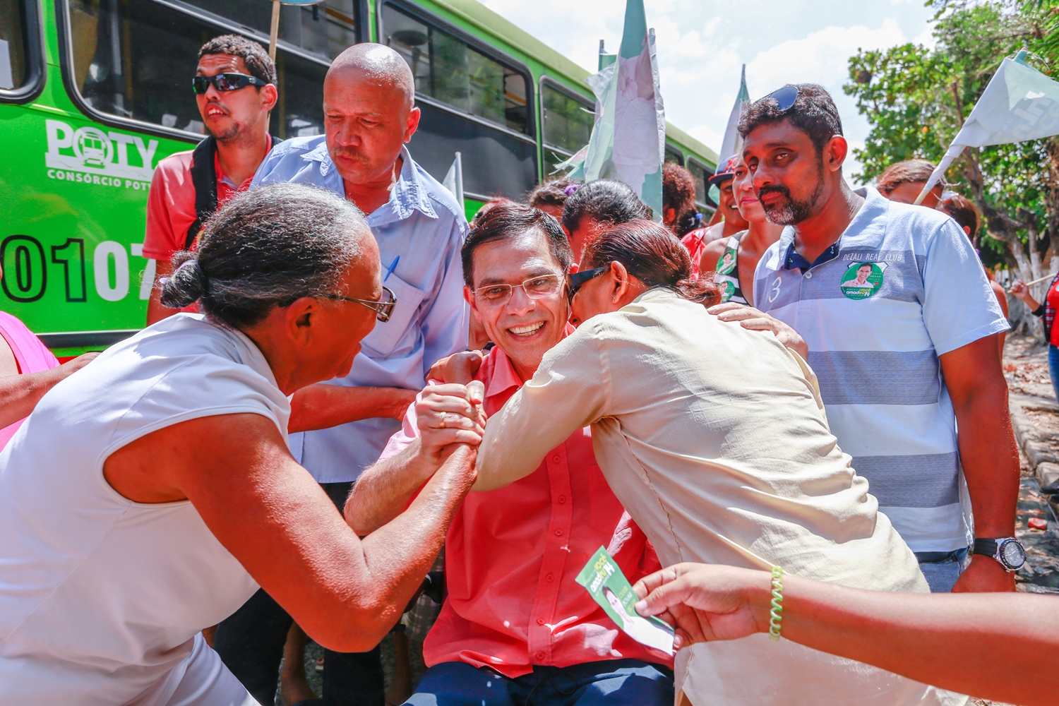 Amadeu recebe o carinho dos moradores do mocambinho