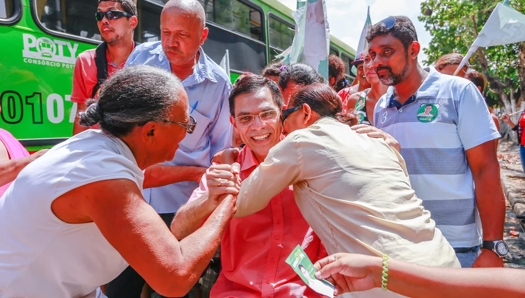 Amadeu recebe o carinho dos moradores do mocambinho