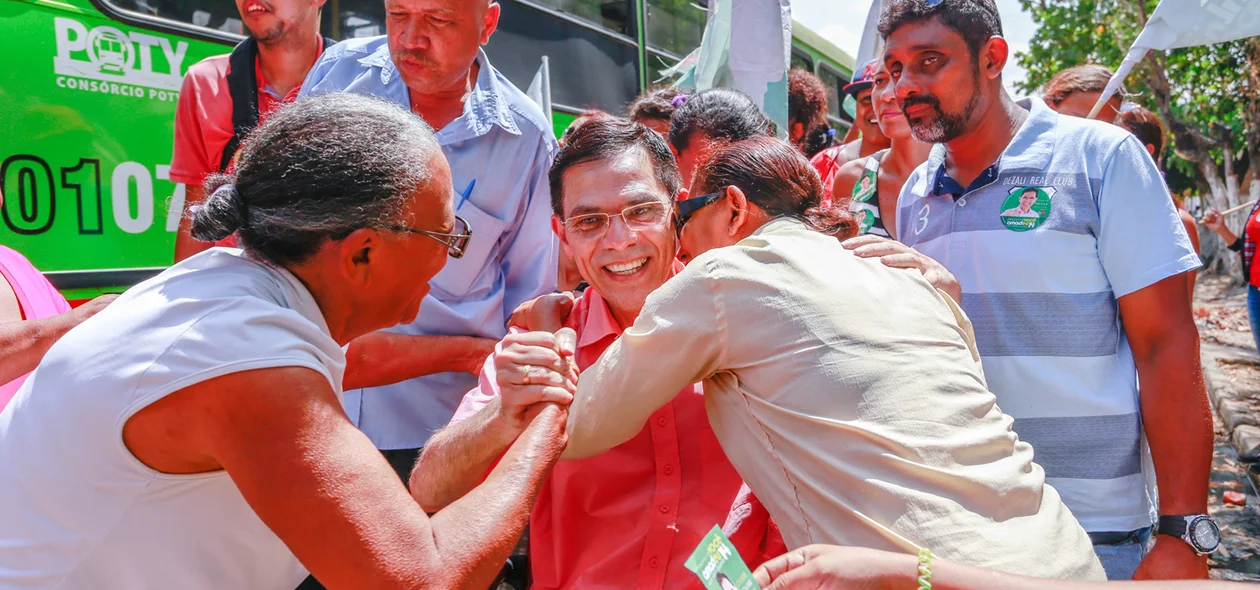 Amadeu recebe o carinho dos moradores do mocambinho
