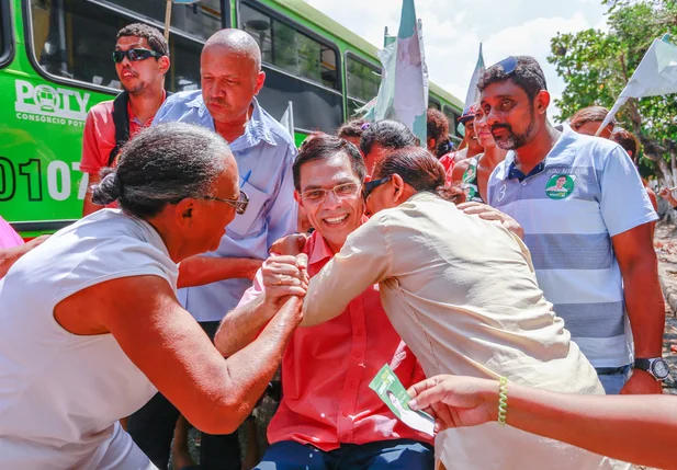 Amadeu recebe o carinho dos moradores do mocambinho