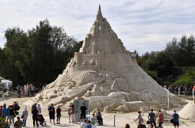 Castelo de areia foi construído na cidade de Duisburg