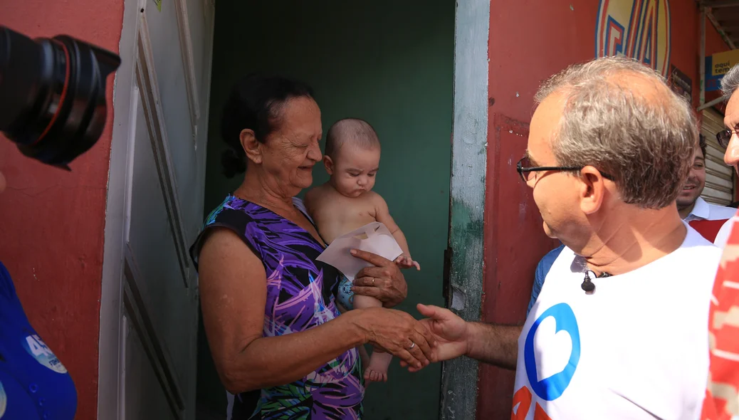 Firmino Filho cumprimenta o povo na caminhada no bairro Promorar 