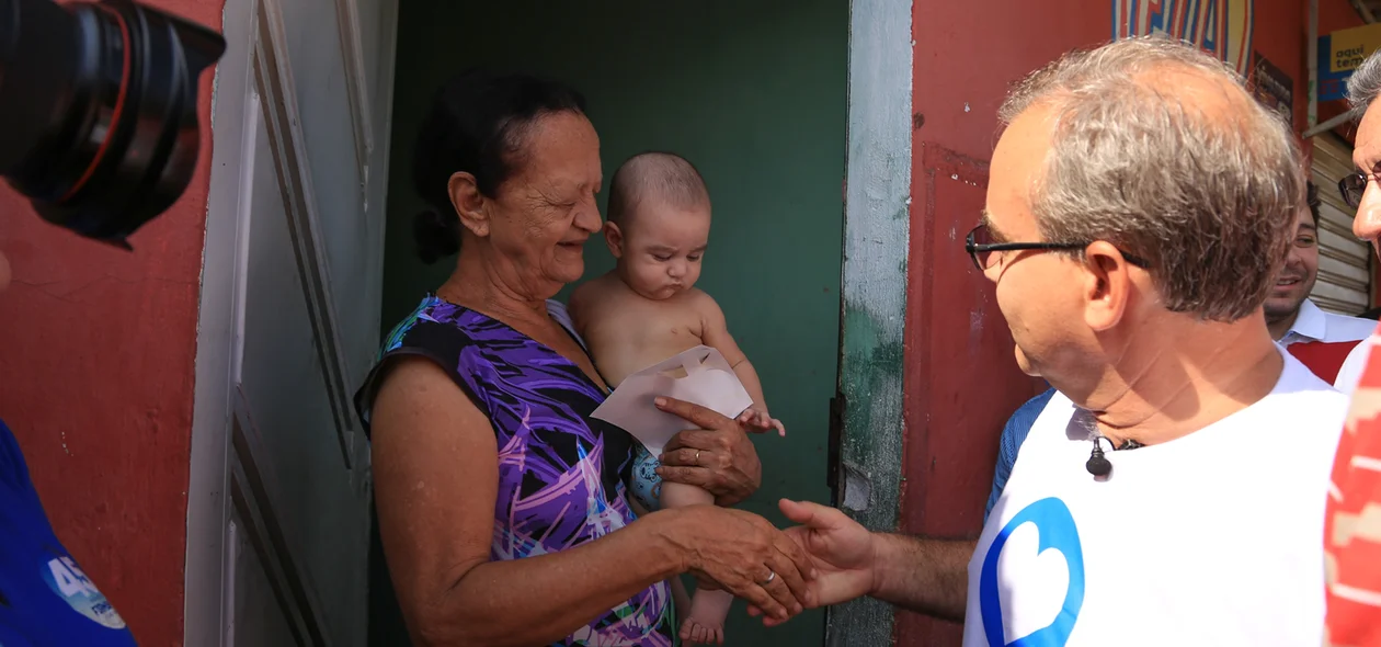 Firmino Filho cumprimenta o povo na caminhada no bairro Promorar 