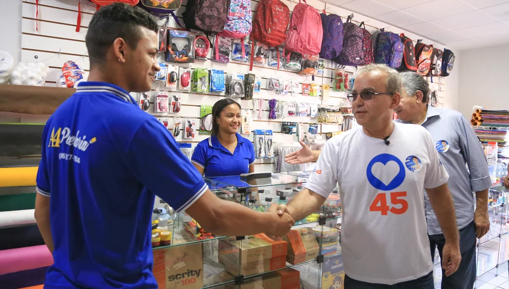 Firmino Filho cumprimenta o povo na caminhada 