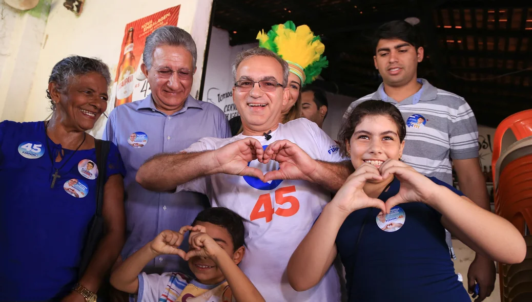 Firmino Filho pousa para fotos na caminhada 