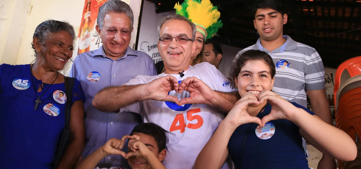 Firmino Filho pousa para fotos na caminhada 