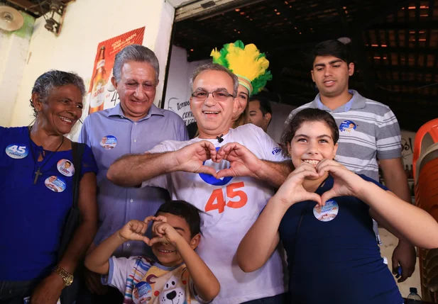 Firmino Filho pousa para fotos na caminhada 