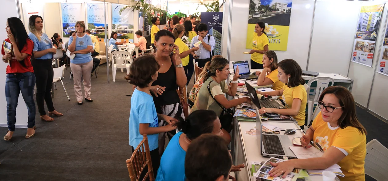 Muita gente no 1º Feirão de Imóveis do Servidor Publico