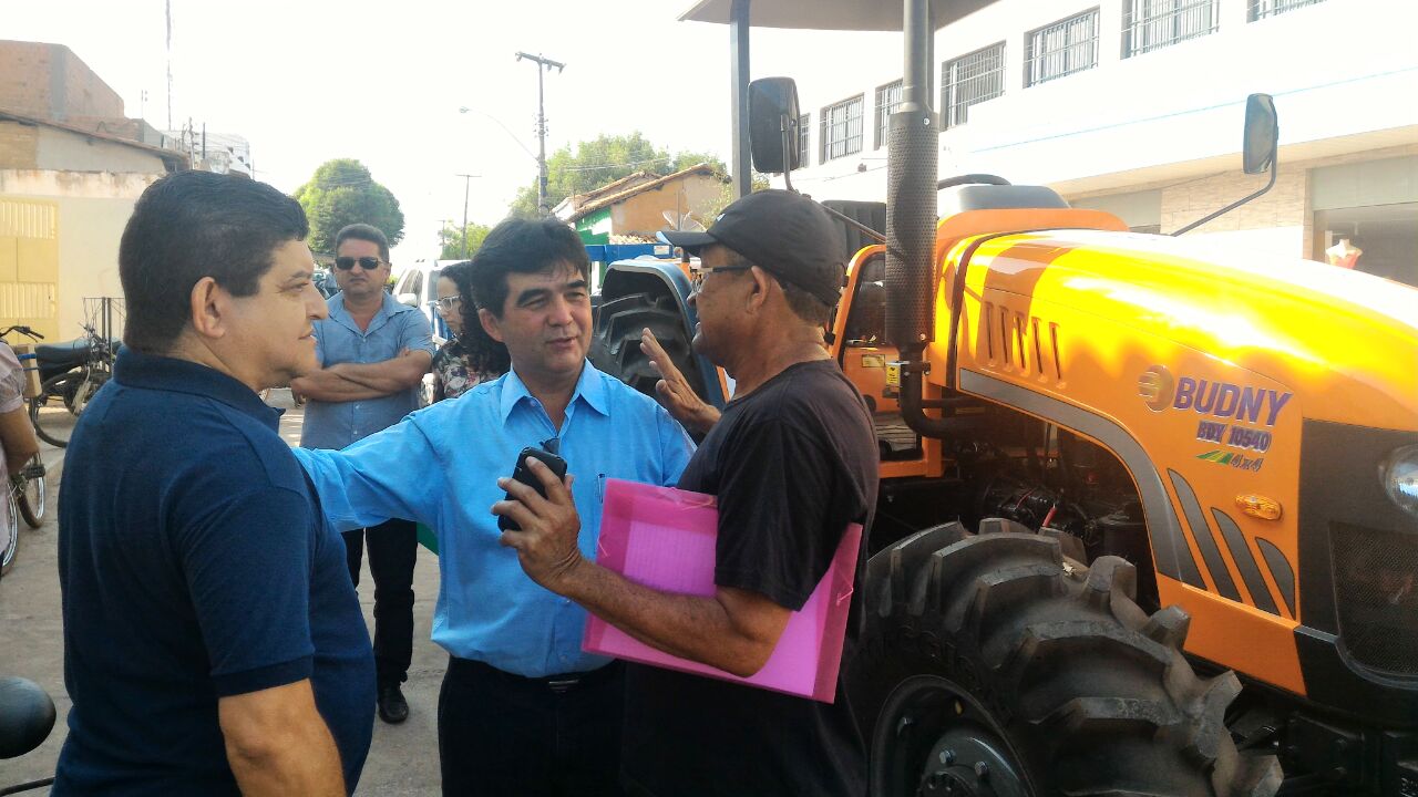 Francisco Limma Entrega de kit agrícola em União