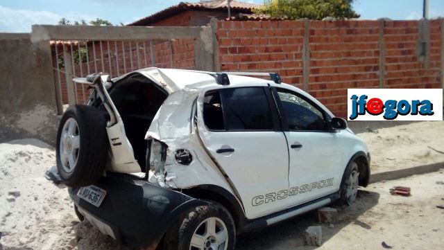 Motorista perde o controle do carro e capota