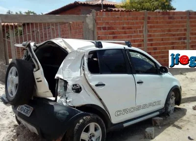Motorista perde o controle do carro e capota