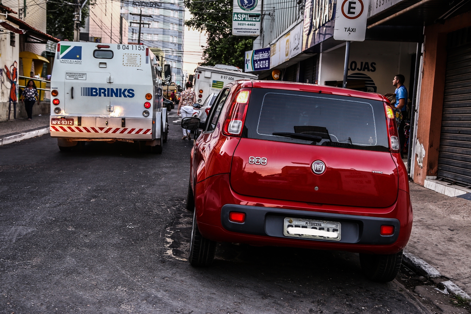 Acidente entre um fiat e um carro forte na Rua Álvaro Mendes 