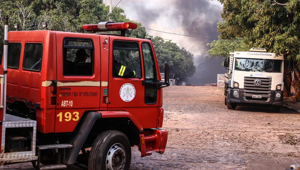 Bombeiros chegando no local do incêndio 