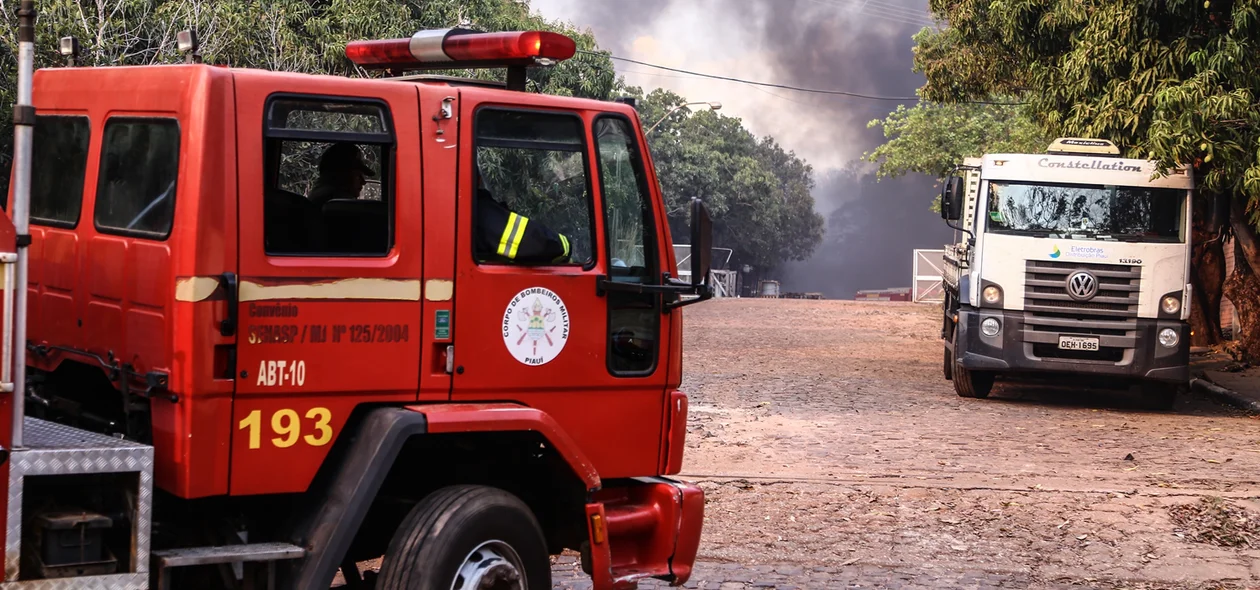 Bombeiros chegando no local do incêndio 