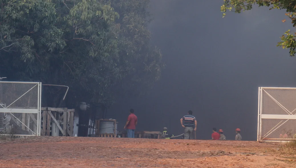 Bombeiros e Funcionários Tentado apagar o fogo 