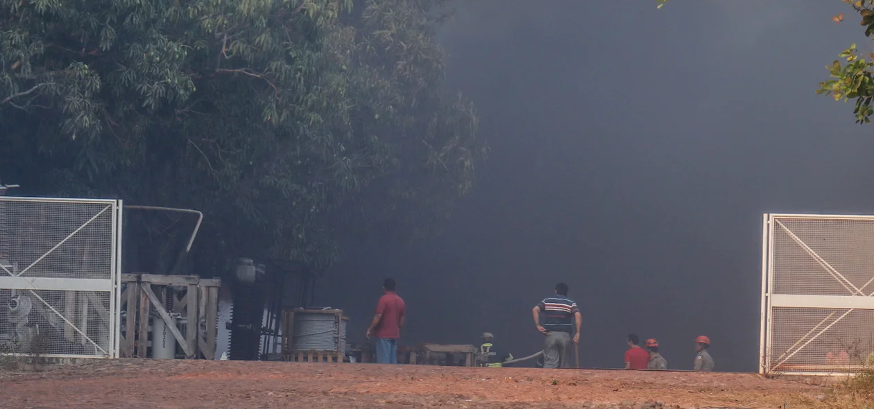 Bombeiros e Funcionários Tentado apagar o fogo 