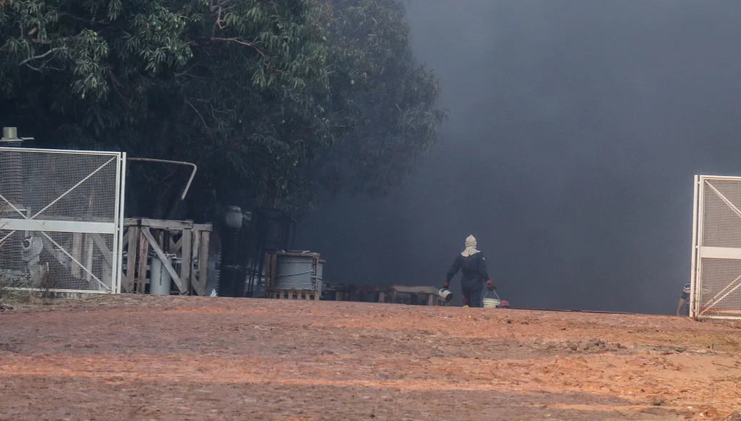Funcionários tentando conter o fogo na Central da Eletrobras